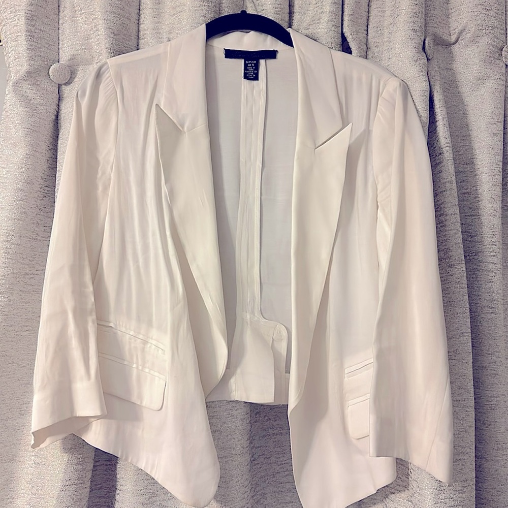 Kenneth Cole unlined 3/4 sleeve open white blazer